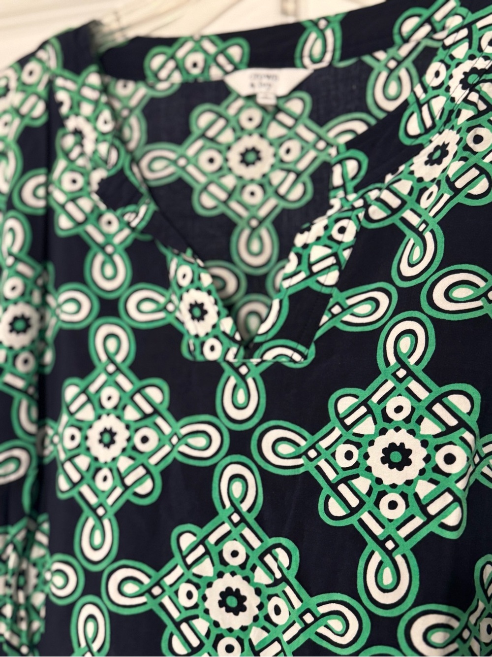 Crown & Ivy Navy Kelly Green Geometric Print Split Neck Bell Sleeve Blouse Large - Picture 4 of 7
